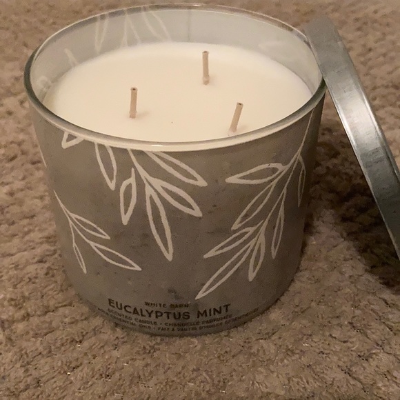 White Barn 3 wick scented candle Eucalyptus Mint - Picture 2 of 2